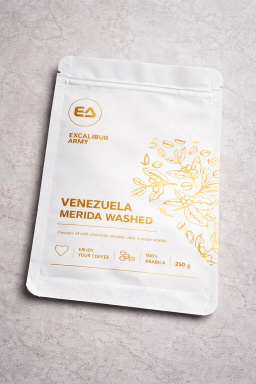 Bílý sáček s matným povrchem a zlatým potiskem kávy Venezuela Merida Washed