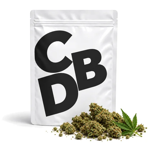 Bílý sáček s potiskem CBD vedle sušených konopných květů